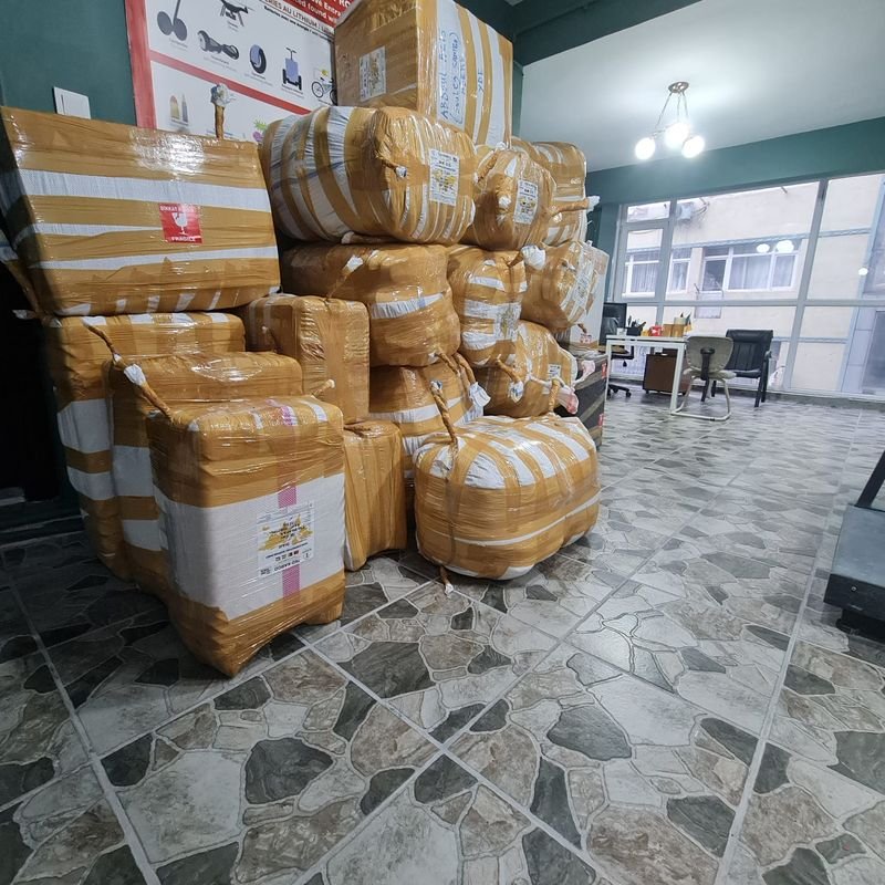 Envois emballés et étiquetés au bureau de TED Global Kargo à İstanbul